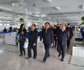 平顶山市政协民营经济发展考察组调研发制品公司